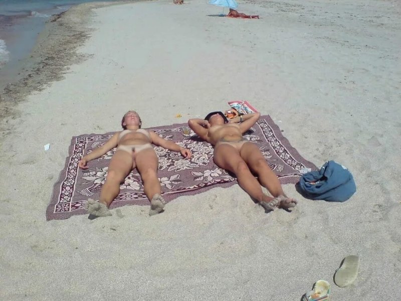 Girls sunbathe on a nudic beach, Beach for naked, Nudism