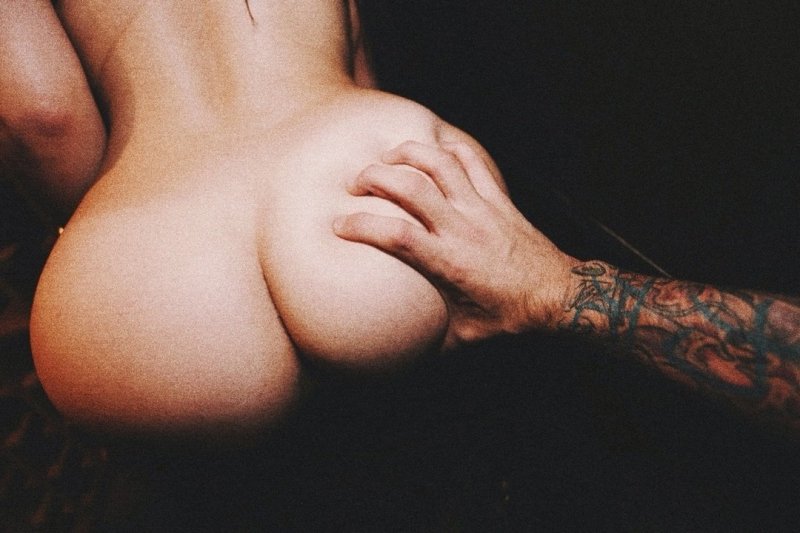 Mens hand on a female ass, Erotica pop, Erotica Popa
