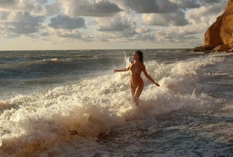 Erotic photo shoot at sea, Girl naked in the waves of sea, Erotica Sea