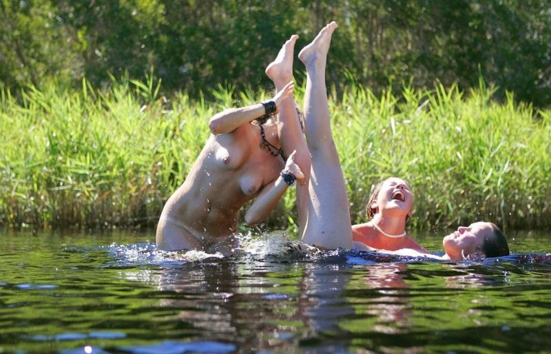 Naked women bathe in the river, Naked girls in the lake bathed, Girls in the lake bathed nude
