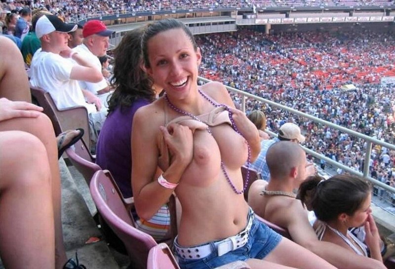 Naked women in public places, Highlights of naked boobs, Showed boobs in public