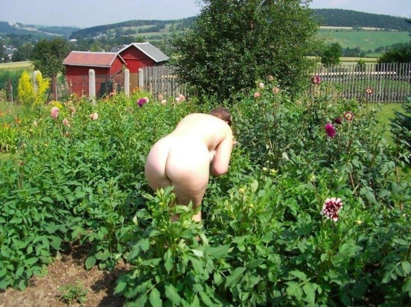 Siles yue baba in the garden, Naked women in the country garden, Naked women in the garden