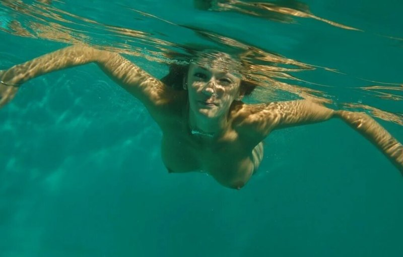 Bright breast underwater, Girls Tops underwater, Naked girls under water