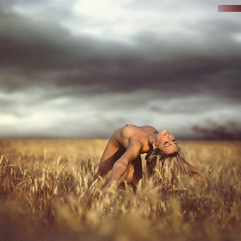 Erotic photo shoot in the field, Erotica in the field, Naked girls in the field