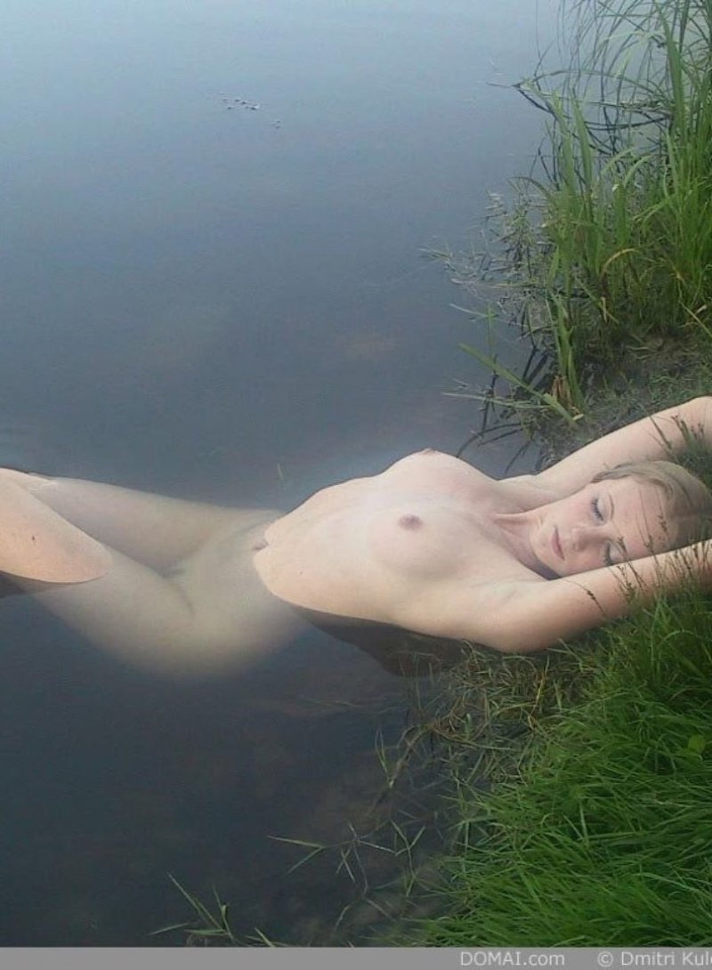 Naked girls on the pond, Naked girls in the lake bathed, Naked girls on the lake