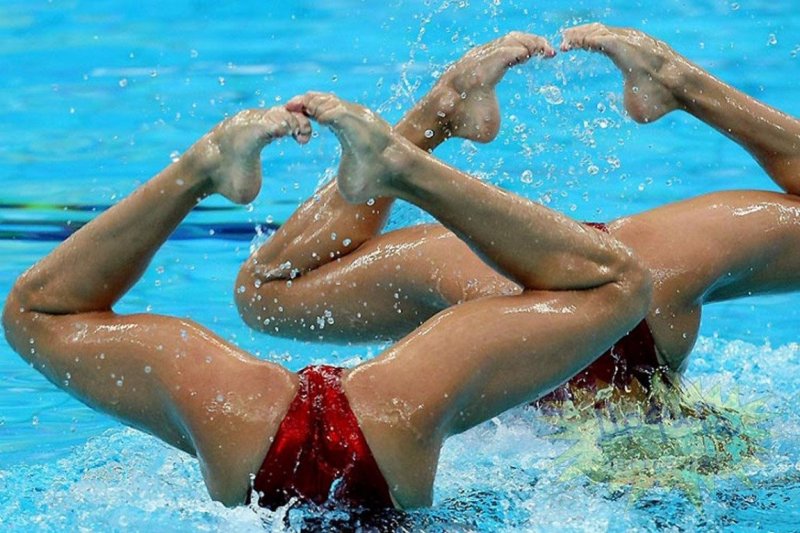 Swimming a girl, The woman floats, Synchronized swimming piquant moments