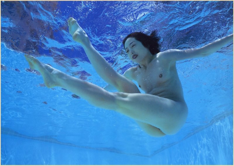 Girls under water naked, Girls under water, Naked women in water