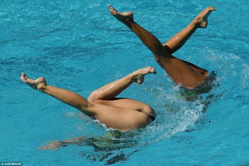 Synchronized swimming naked, Synchronizers naked swimmers, Synchronous swimming naked