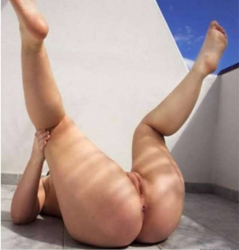 Naked women with large feet, Naked women lift their legs, Porn