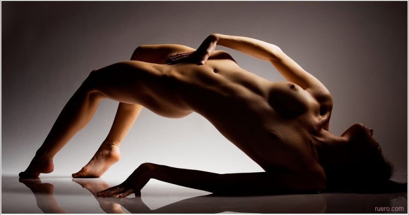 Naked women wagged back, Nude poses, Poses of naked women