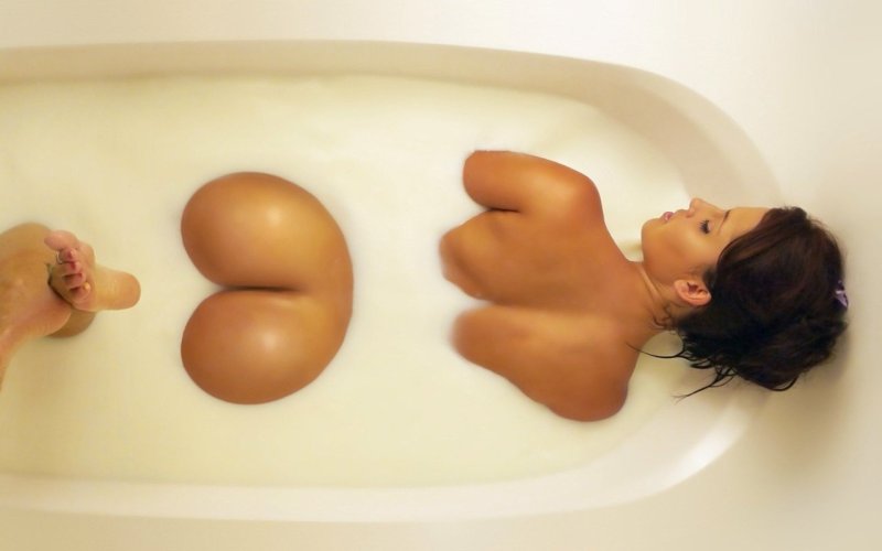 Bride bath in the bathroom, Maiden Bath in the bathroom, Naked asses in the bathroom