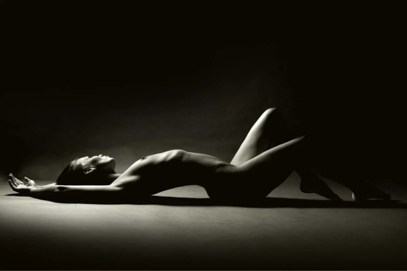 Naked woman on a black background, Naked body, On a naked body