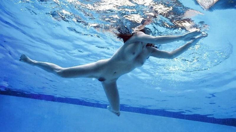 Girls swim naked, Naked girls under water, Swimming naked