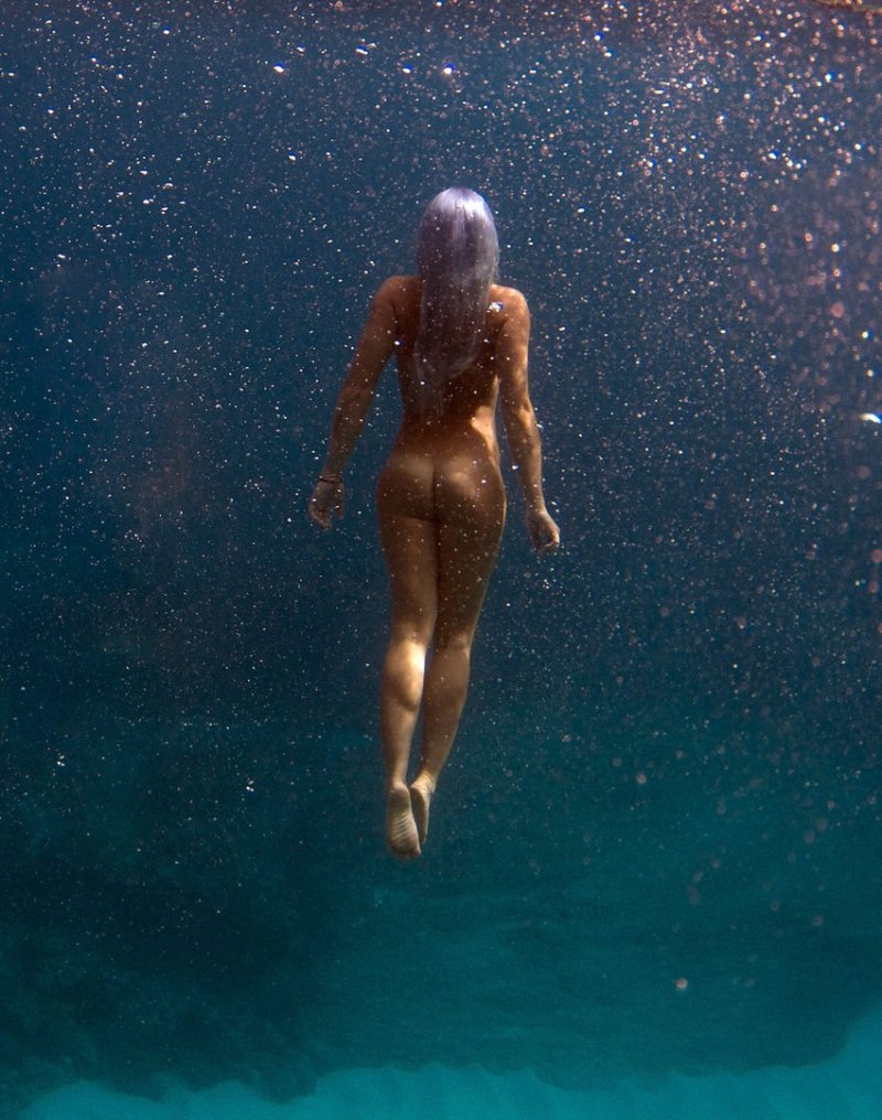 Girls under water without clothes, Girls under water, Girl swims under water