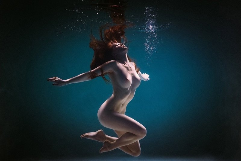 Naked in the water, Naked in water, Naked girls under water