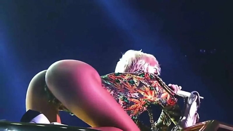 Miley Cyrus Bangerz Tour, Miley Cyrus hot, Miley Cyrus priest