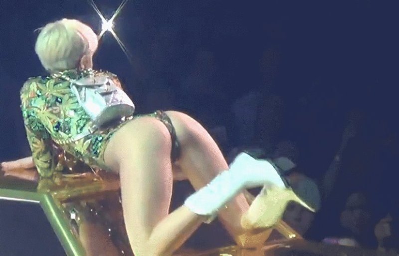 Miley Cyrus Bangerz Tour, Miley Cyrus on the stage Nude, Miley Cyrus Naked at a concert