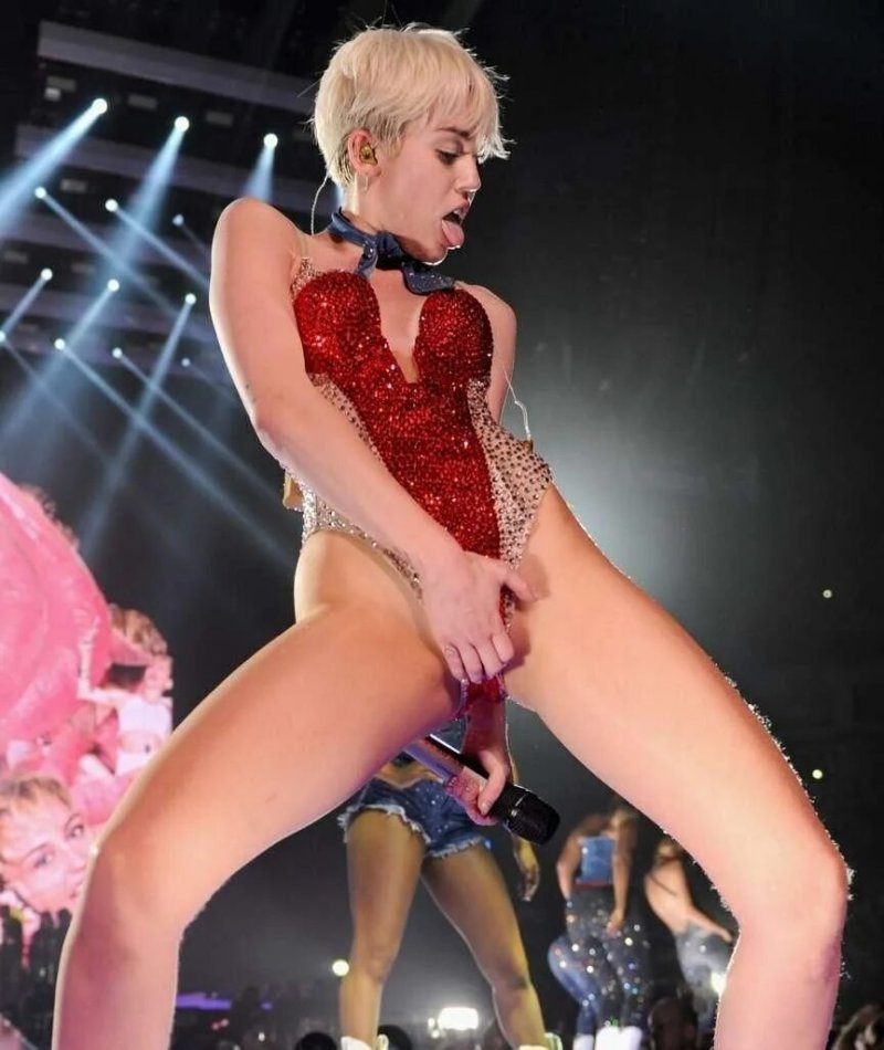 Mile cyrus on the stage nude, Miley Cyrus on the stage Nude, Minly Cyrus