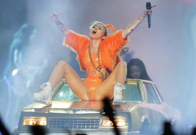 Miley cyrus bangerz tour, Miley Cyrus on stage, Miley Cyrus without