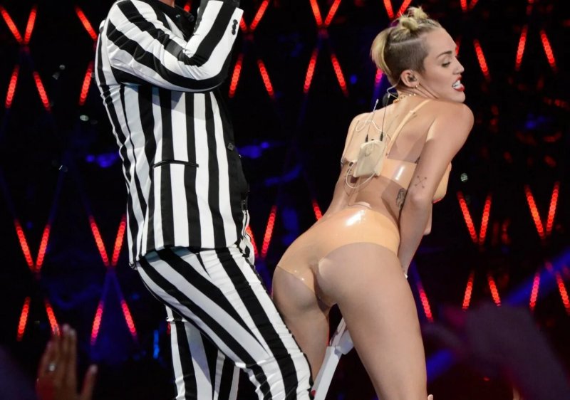 Miley cyrus erotic, Miley Cyrus VMA, Twolking Miley Cyrus