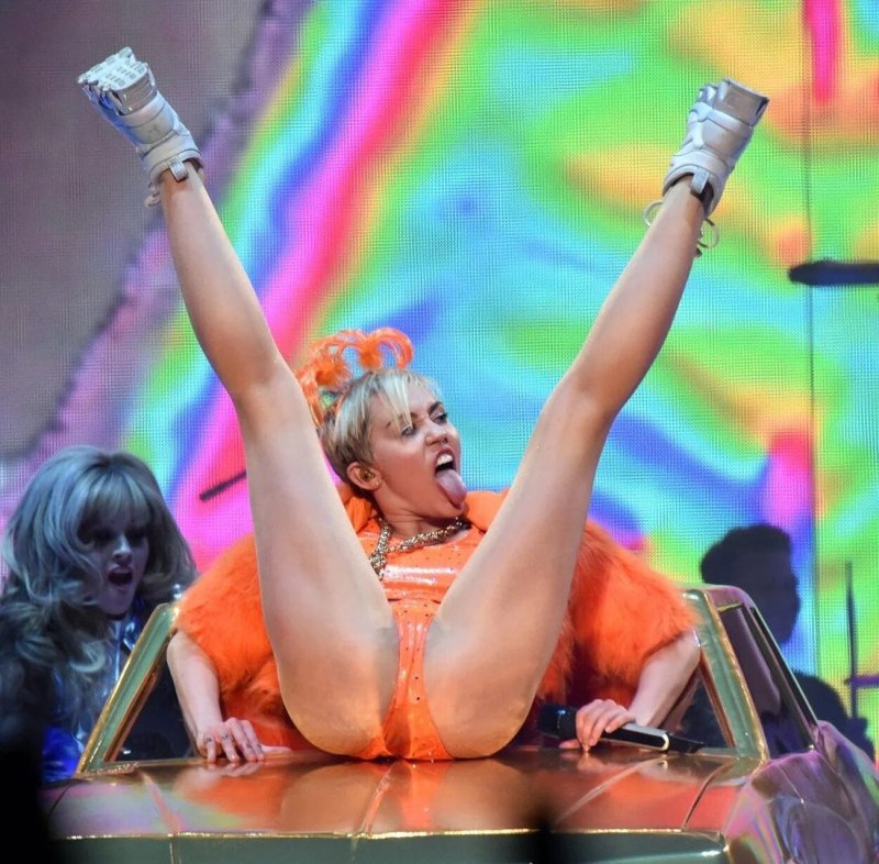 Miley cyrus naked on stage, Miley Cyrus on stage, Miley Cyrus lighted