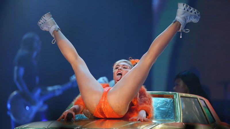 Miley cyrus nude on stage, Miley cyrus bangerz tour, Miley Cyrus on stage