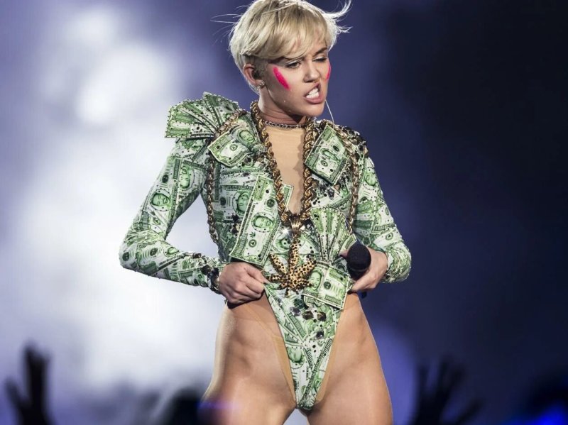 Miley Cyrus Bangerz Tour, Scandalous singer Miley Cyrus, Miley cyrus performing live on stage in her bangerz
