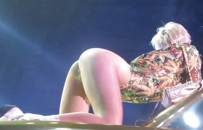 Naked ass miley cyrus, Miley Cyrus without panties on stage, Miley cyrus bangerz tour