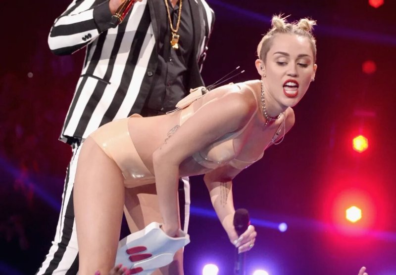 Miley Cyrus on stage, Twolking Miley Cyrus, Naked Miley Cyrus
