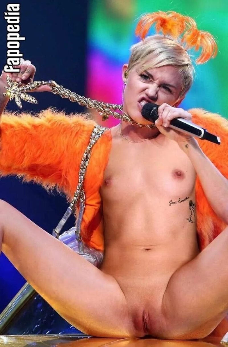Naked miley cyrus, Miley Cyrus Naked at a concert, Miley cyrus bangerz tour