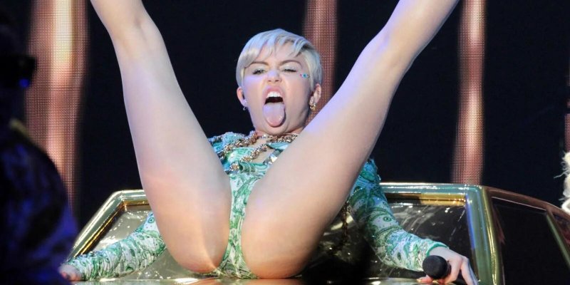 Naked miley cyrus, Scandalous singer Miley Cyrus, Miley Cyrus on stage