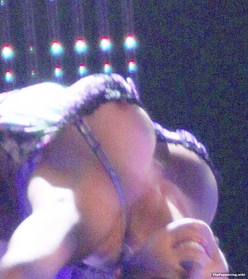Selena gomez nipslip, Nicky Minage Nip Slip, Nicky Minage boobs Gifk