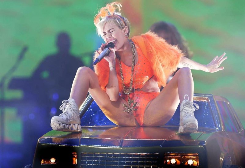 Miley cyrus bangerz tour, Miley Cyrus Bangerz Tour, Miley Cyrus on stage