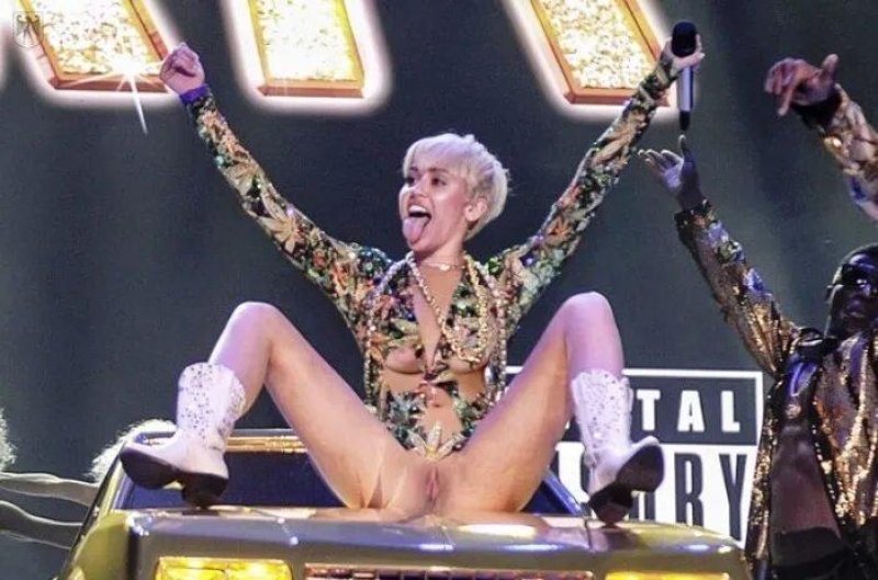 Miley cyrus naked on stage, Miley Cyrus without panties on stage, Miley Cyrus naked on stage