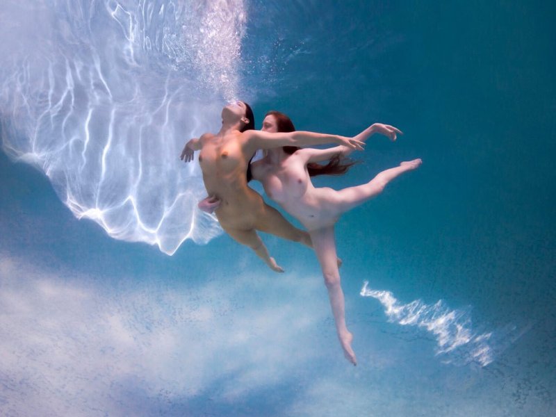 Girls jump into the water nude, Naked girls jump into water, Naked girls under water