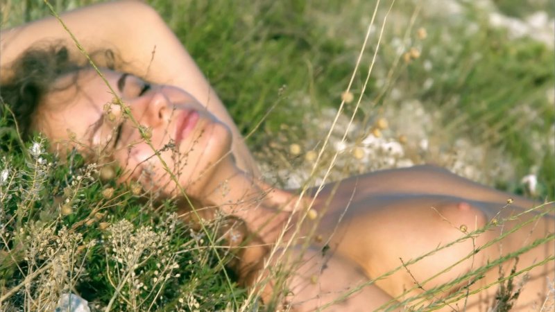 Girls on the grass are nude, In nature erotica, Naked girls on the grass