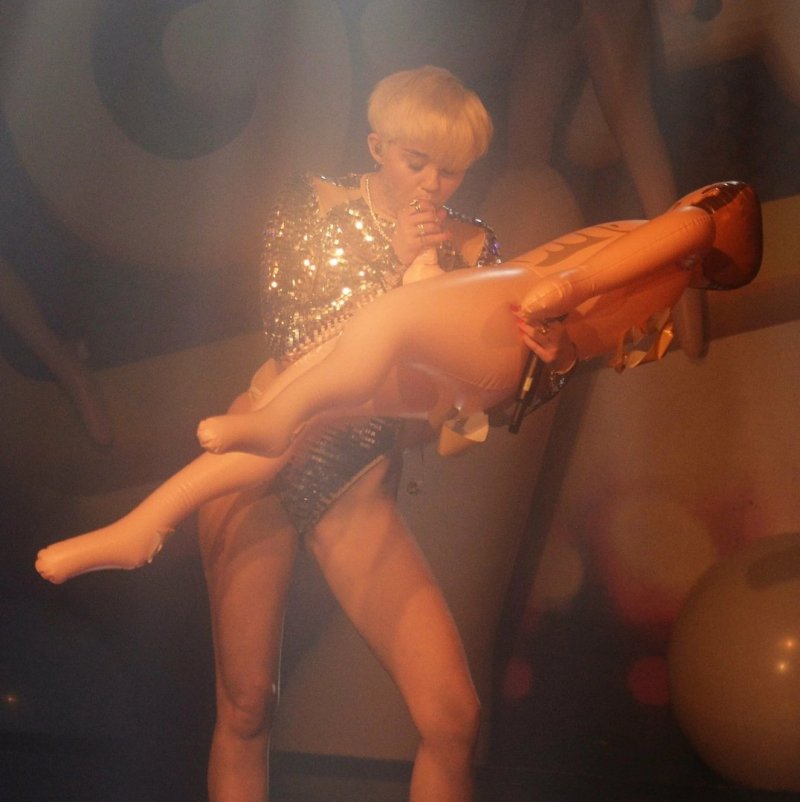 Miley cyrushada porn, Miley Cyrus on stage, Miley Cyrus concert