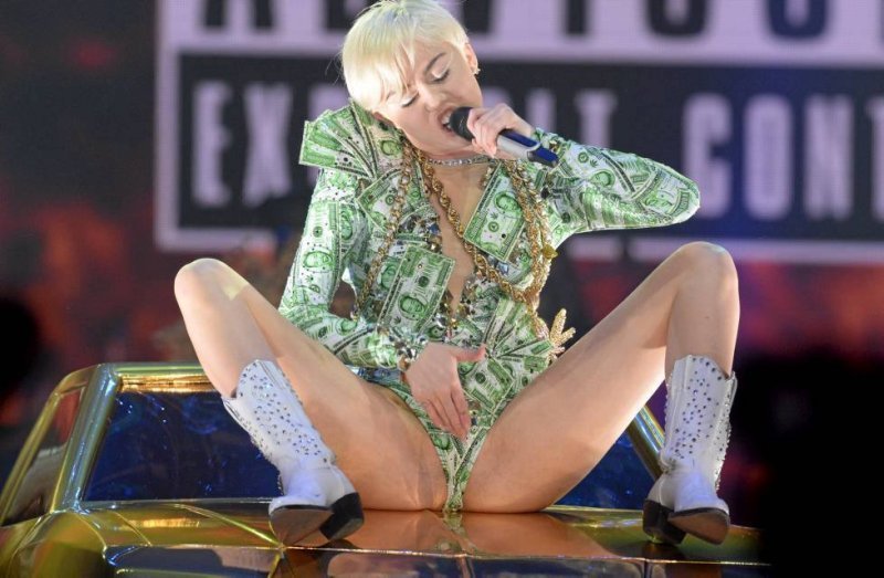 Miley cyrus without panties, Miley Cyrus without panties on stage, Miley Cyrus Bangerz Tour