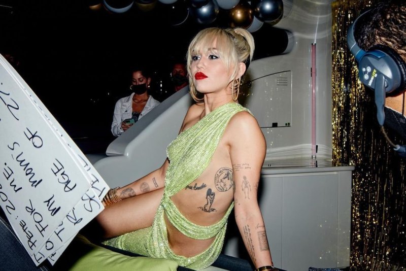 Miley Cyrus undressed, Miley Cyrus chest, Miley cyrus topless