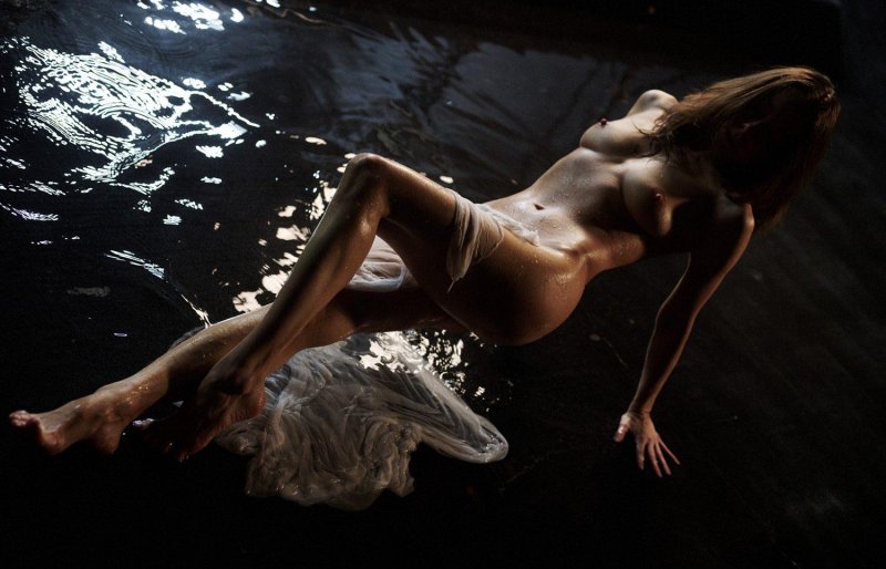 Naked in the water, Erotic, Naked in water