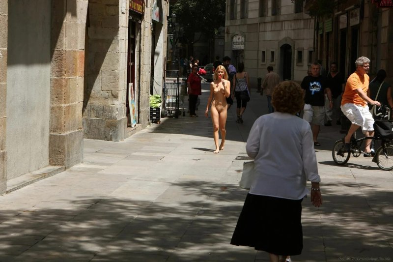 Naked along the street, It walked naked along the street, Nudism