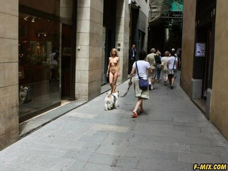 Naked on the streets of barcelona, Walking naked along the street, Naked along the street