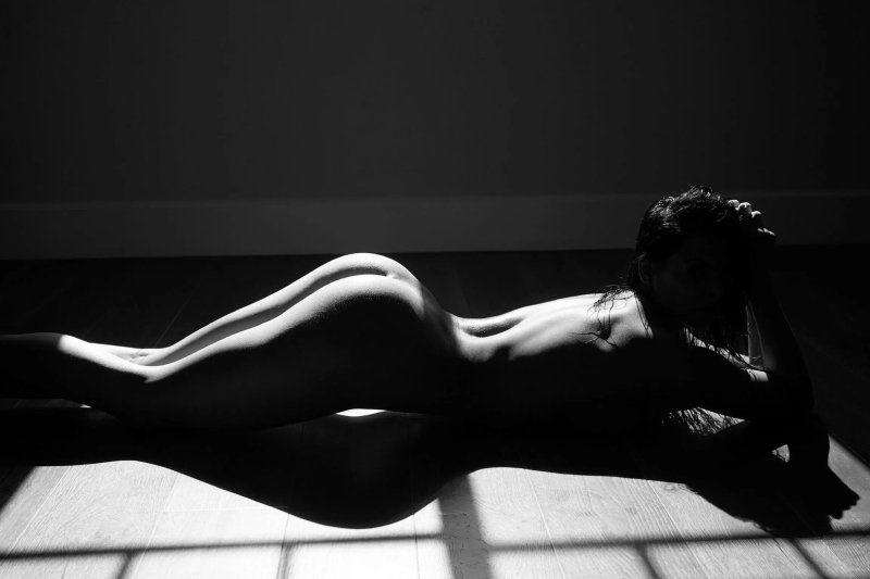 The photo shoot is erotic, Nude models, Girls silhouette