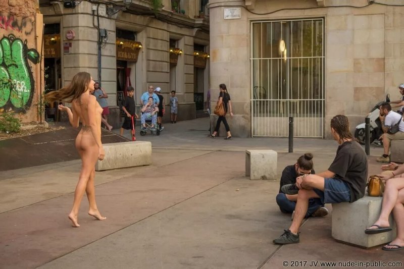 Naked on the streets of Barcelona, Naked along the street, Naked on the street
