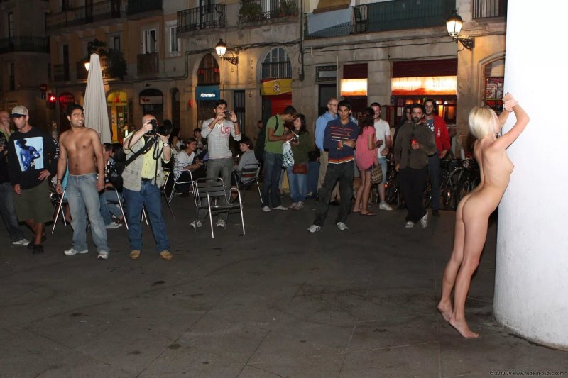 Naked in public barcelona, Naked in public Barcelona, On the street sex
