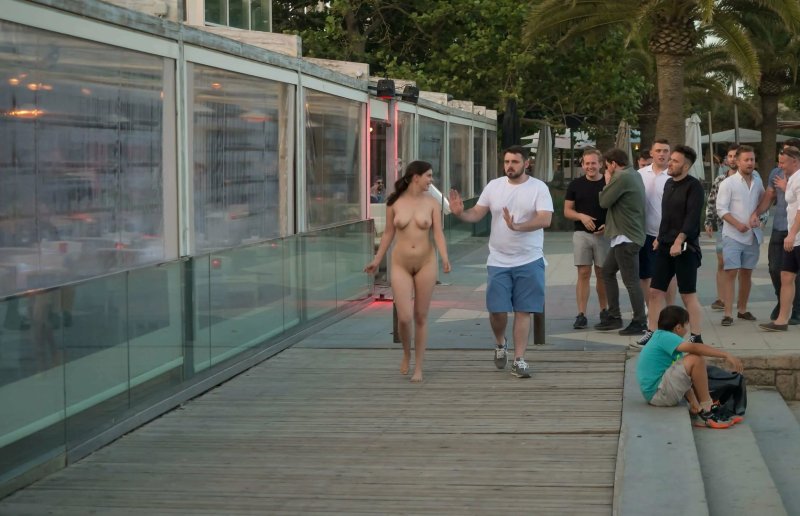 Naked in public barcelona, Naked in public Barcelona, Naked on the street