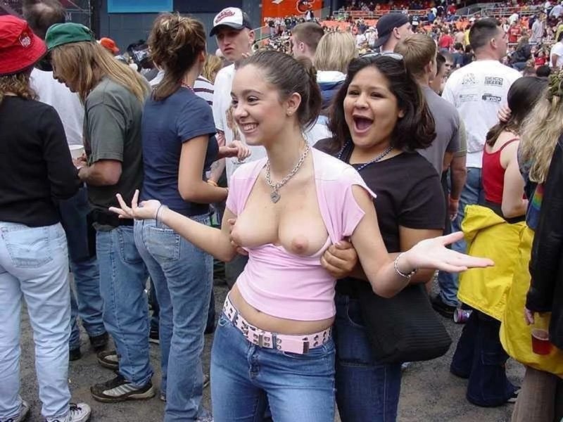 The girl shows her breasts in public, Light boobs, Public Highlights