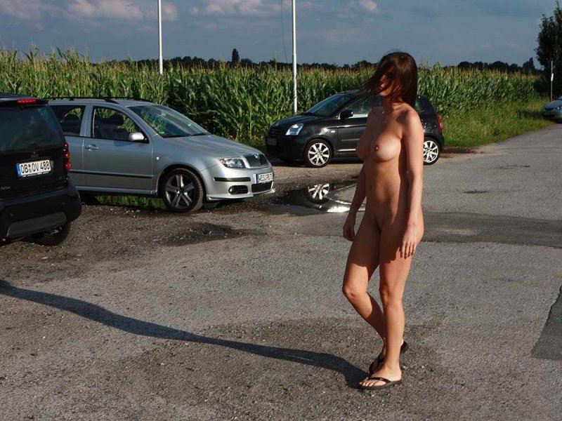 Naked girls on the streets, Naked, Mobile exposure of the window dressing