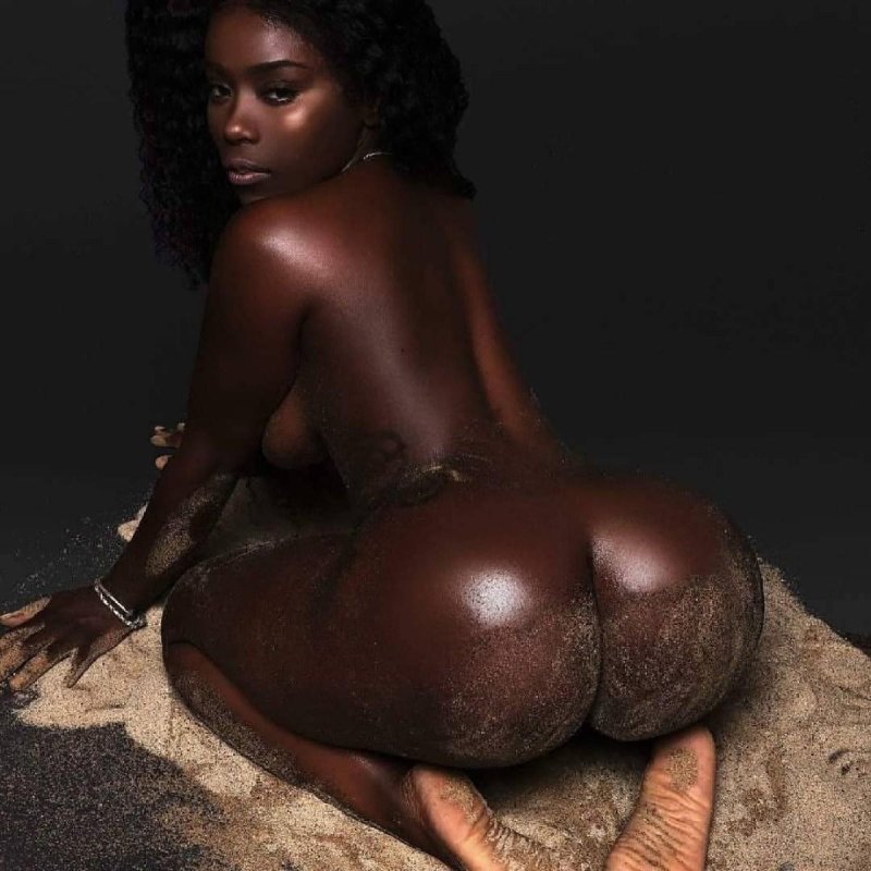 Naked black woman with a big ass, Beautiful priests of black women, The black girl is a bare
