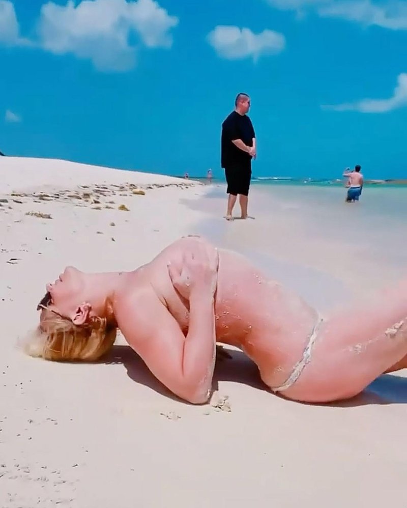 Britney Spears published naked on the beach, Naked Britney Spears on the beach, Anastasia Volochkova in the Maldives